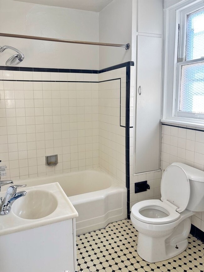 Photo - 702 St John St Unit 2