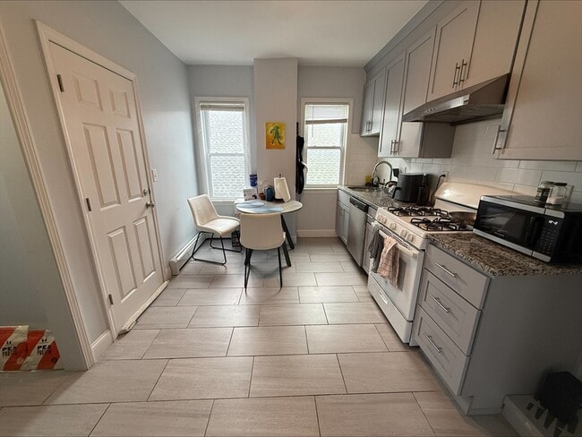 Building Photo - 29 Waverly St Unit 3