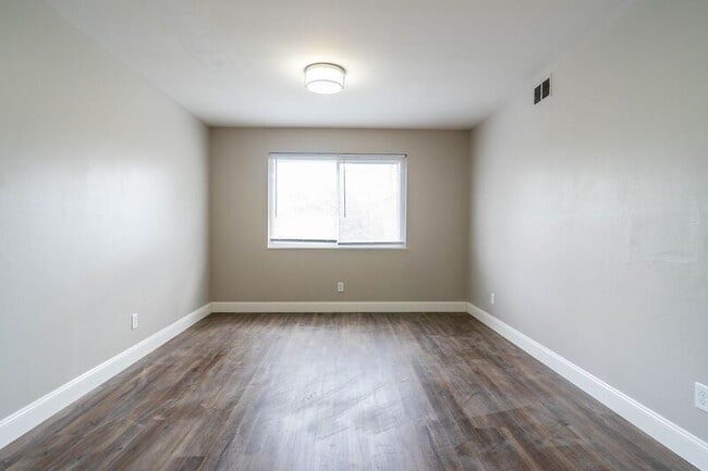 Photo - 331 Kendall Pl