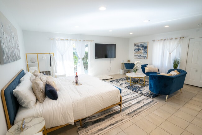 Photo - 19801 Lassen St Unit gold