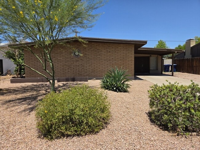 Building Photo - 4 Bedroom 2 bath in Tempe
