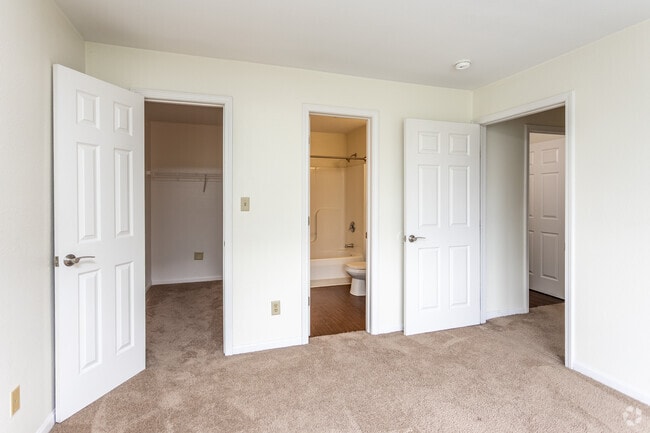 2BR, 2BA - 878 SF
