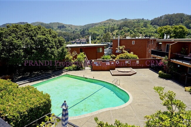 Building Photo - "Charming 1-Bed Condo Retreat in the Heart...