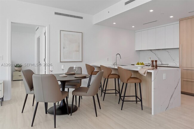 Building Photo - 2411 Laguna Cir Unit 2802