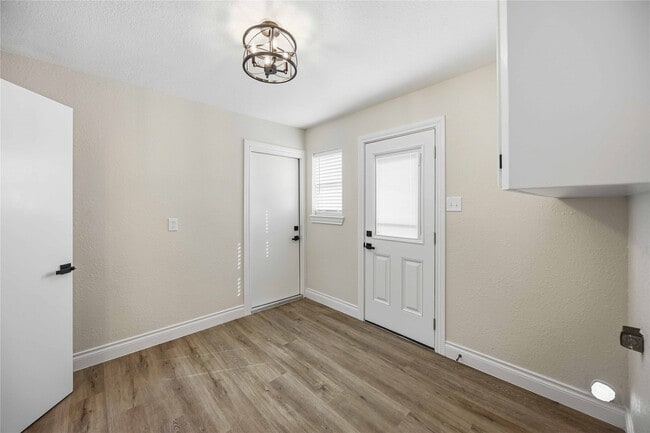 Building Photo - 5702 Old Lodge Dr
