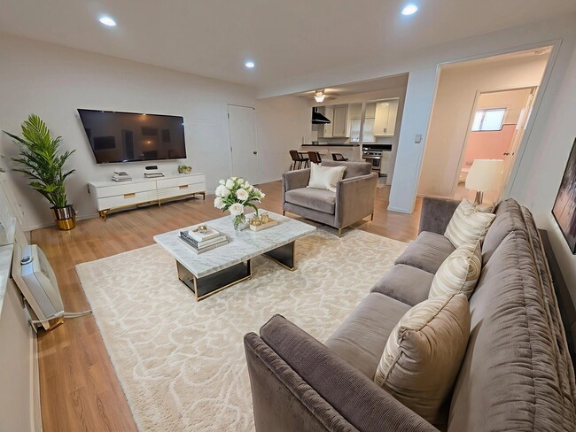 Building Photo - 1532 S Bundy Dr