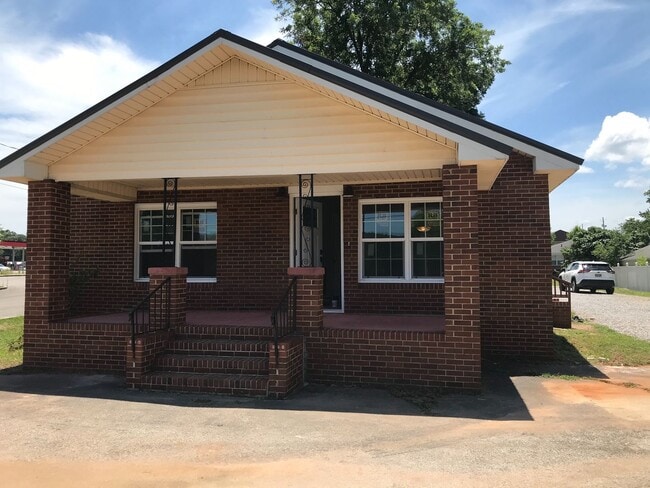 Building Photo - 904 Snow St