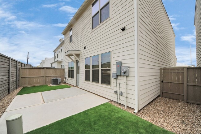 Building Photo - 22019 Ferguson Mdw Ln