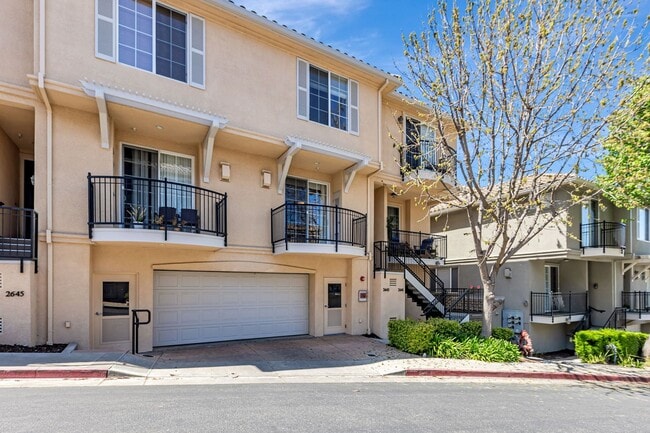 Building Photo - 3 Bedroom Townhouse with Bonus Loft/Office