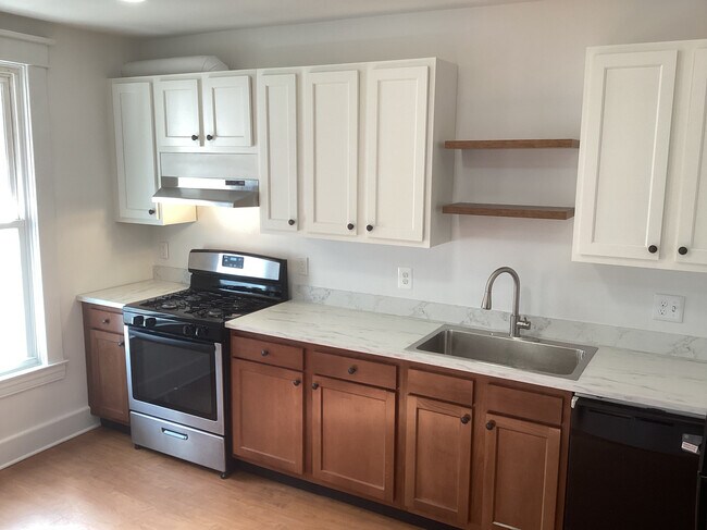 Eat In Kitchen (12.6 x 14.6) - 905 W 33rd St