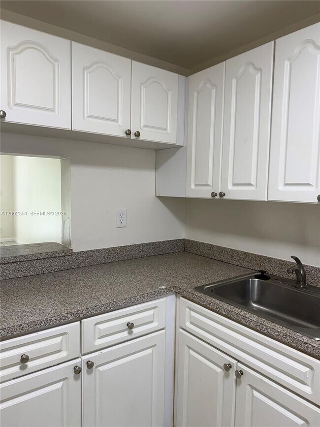 Building Photo - 7825 Fairview Dr Unit 204