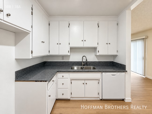 6035 Whitsett Ave Unit 208