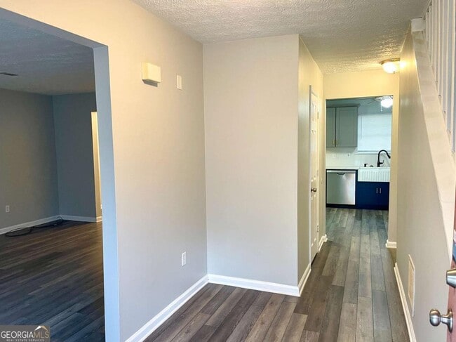 Photo - 616 Woodknoll Ct