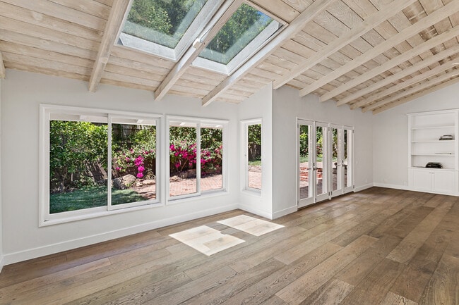 3933 Mandeville Canyon Rd
