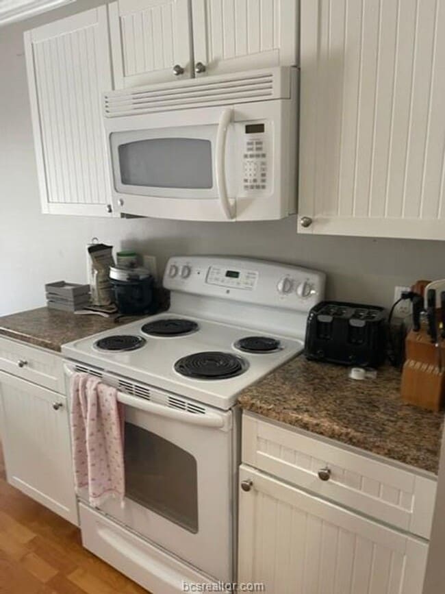 Photo - AUGUST 2026 PRE-LEASE!  3 Bedroom 3 Bathro...