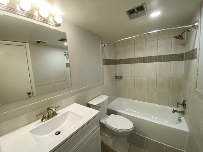 Baño - Cleveland Arms Apartments