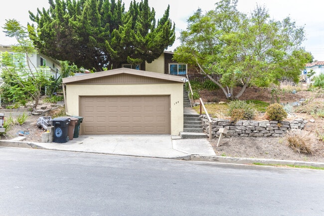 Building Photo - Charming 4 Bedroom, 2 Bath Detached Home i...