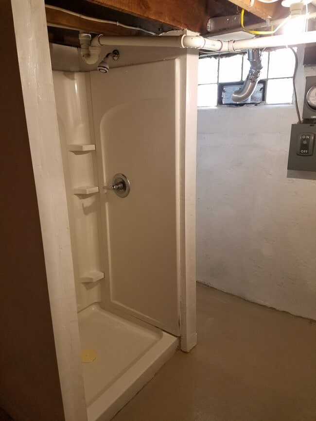 Building Photo - 1002 Burr Unit A