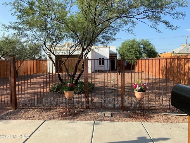 Photo - 310 W 27th St