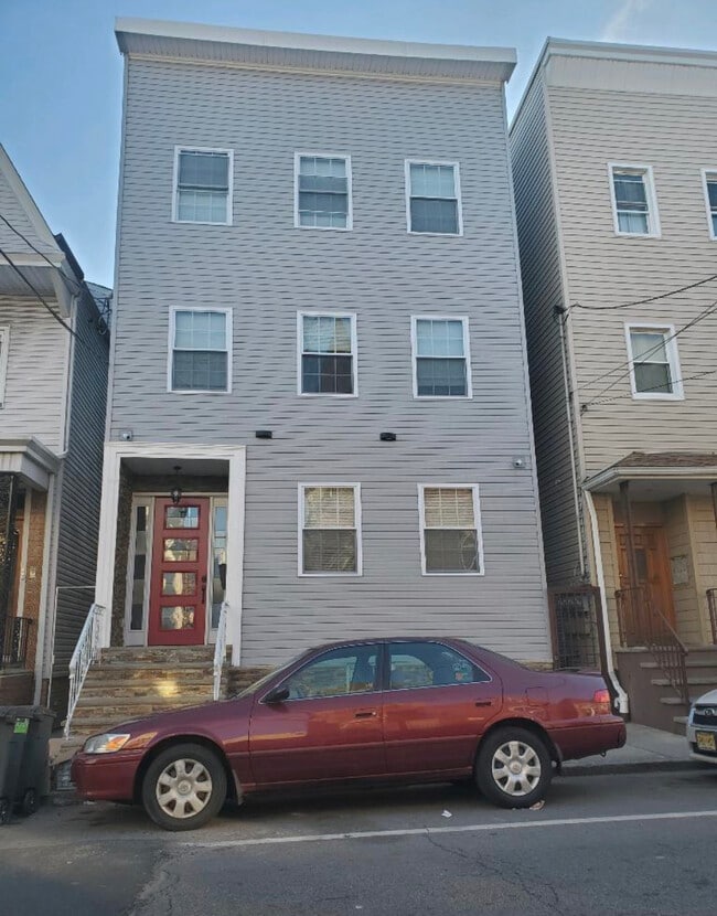 372 Walnut St