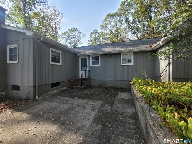 5 Laurel Dr