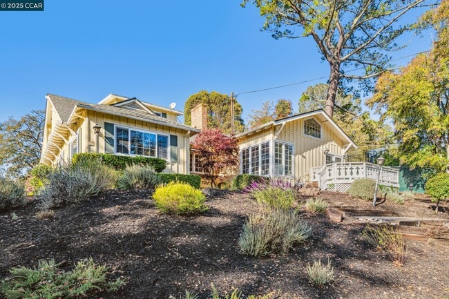 Building Photo - 521 El Pintado Rd