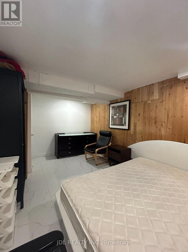 Photo - 110 Robinson St
