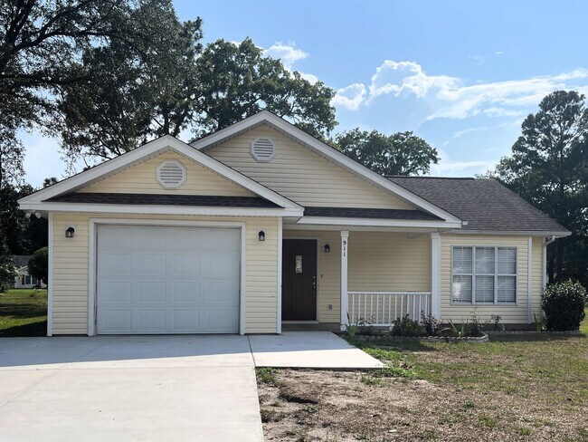 3 Bedroom, 2 Bath Home on Large Lot, Scree... - 3 Bedroom, 2 Bath Home on Large Lot, Scree...