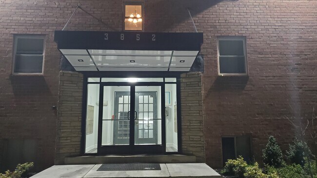 Garrett Plaza front door - 3854 Garrett Rd Unit 23