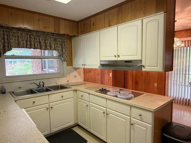Photo - 1109 Lucas St