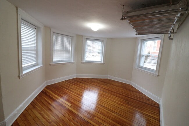 Building Photo - 3 bed/1 bath in Brighton