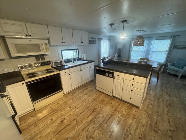 Photo - 231 W Lake Dr