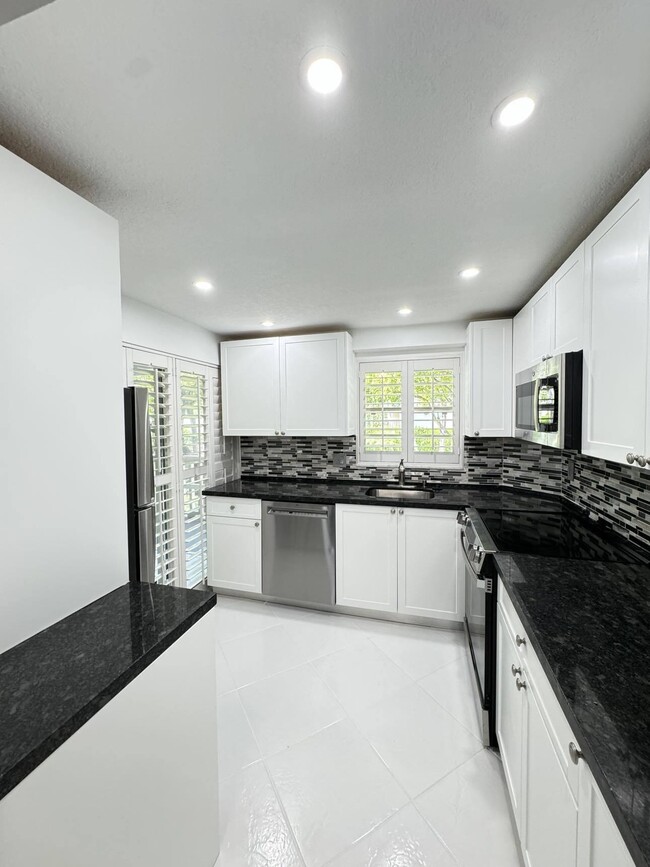 Photo - 100 Royal Palm Way Unidad 2070