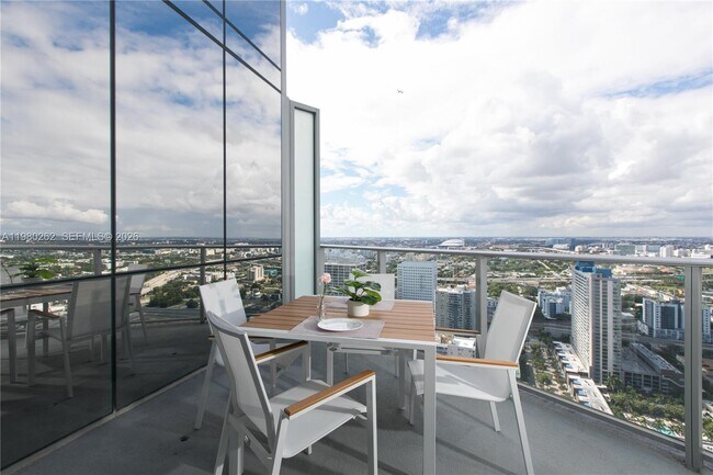 Photo - 851 NE 1st Ave Unidad 3402