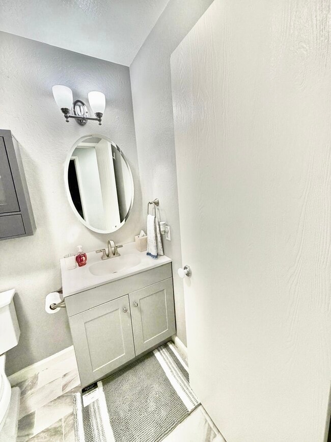 Bath - 1072 Maywood Ln Unit 36