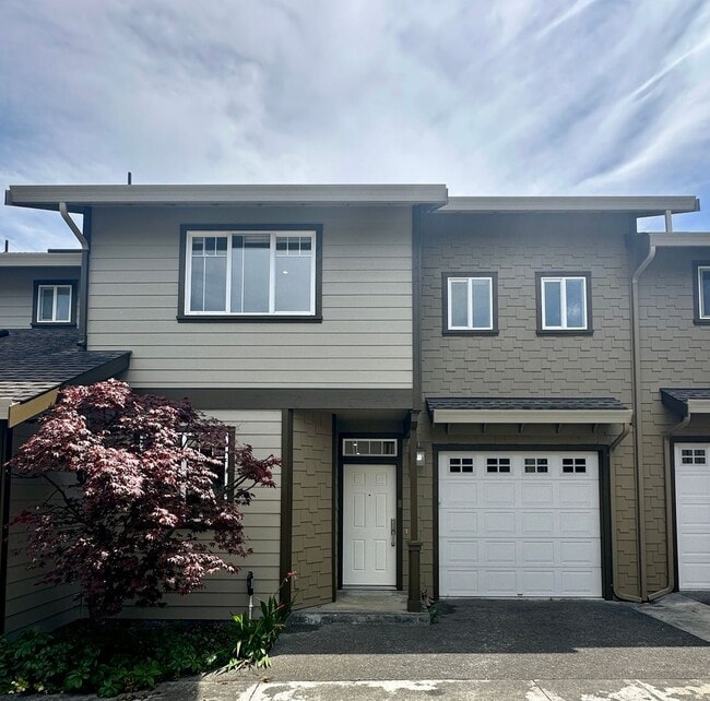 Building Photo - Spacious and bright 2 bed 2.5 bath Townhouse