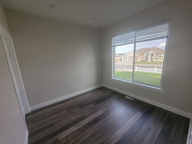 Photo - Stylish Single-Level Home in Pasco with Fi...