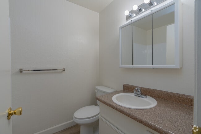 2BR, 1BA - 805 SF - Bathroom