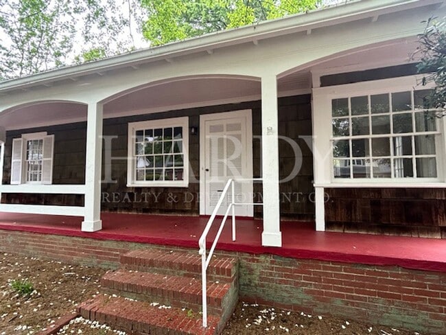 Photo - 513 LaPorte St SE