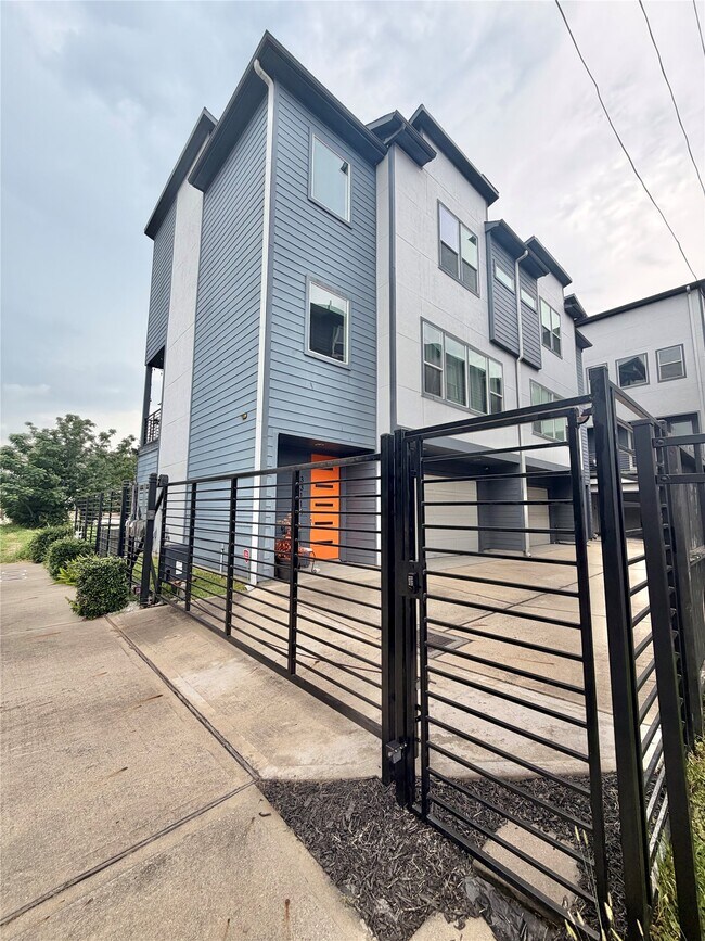 Building Photo - 3311 Baer St