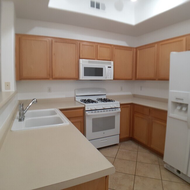 Kitchen - 2305 W Horizon Ridge Pky Unidad 1114