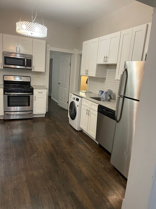 Photo - 1446 W Fletcher St Apartments Unit 1R