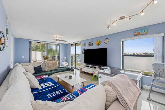 Photo - 896 N Federal Hwy Unidad 124