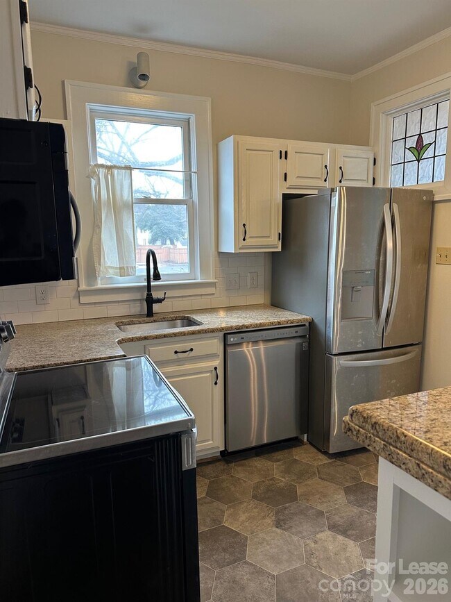 Photo - 407 W 9th St