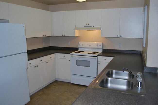 Full sized kitchen with white appliances and lots of counter top space! - Bristol Apartment Homes