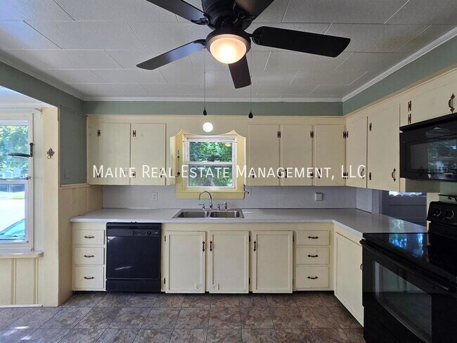 Photo - 885 Minot Ave