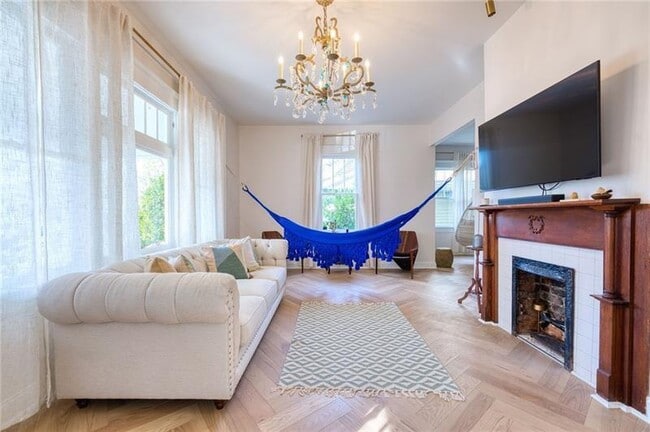 Photo - 85 Waddell St NE