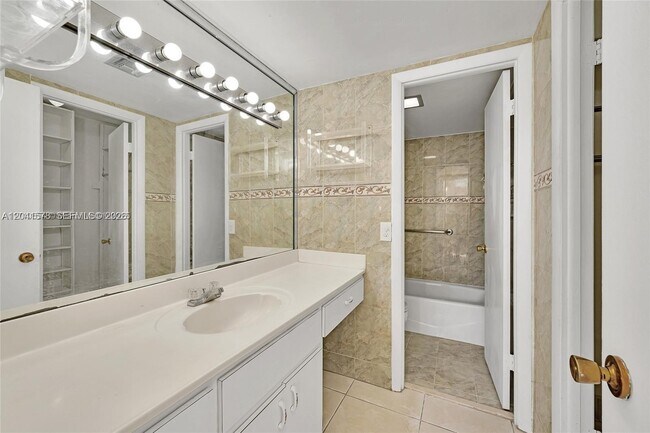 5050 NW 7th St Unit 202