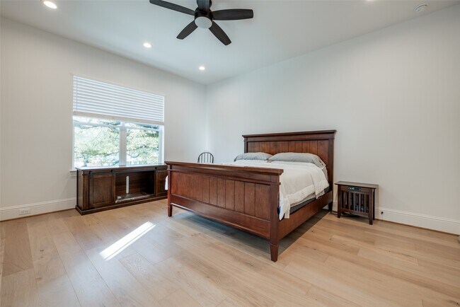 Photo - 907 W 43rd St