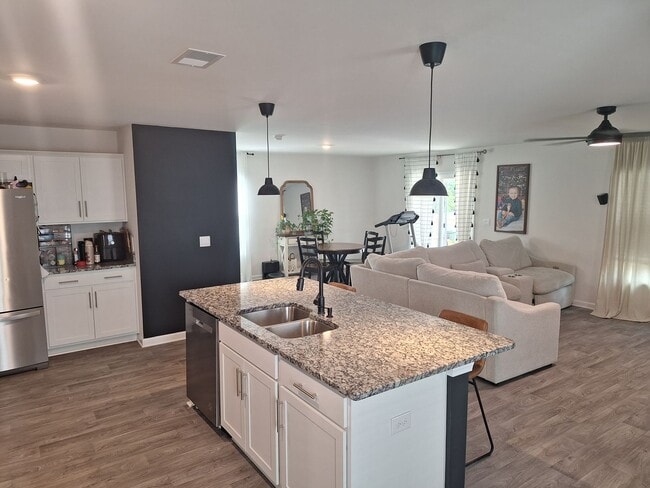 Photo - **HURRY!!! REDUCED RENT IF MOVED IN BY NOV...